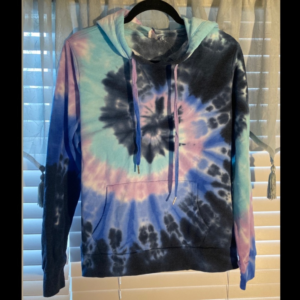 tie-dye sweatshirt